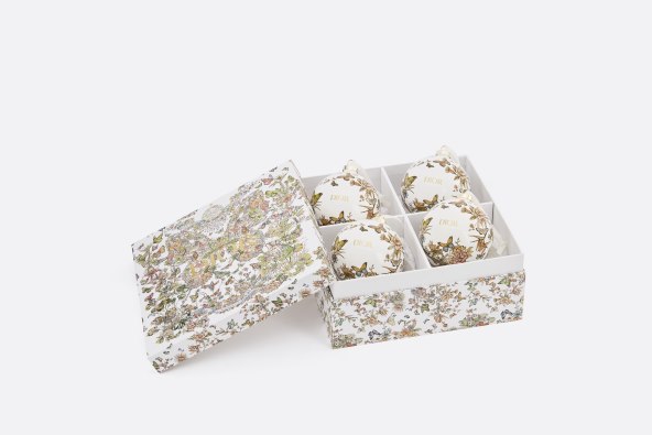 Romantične Dior kuglice za jelku zima 2023