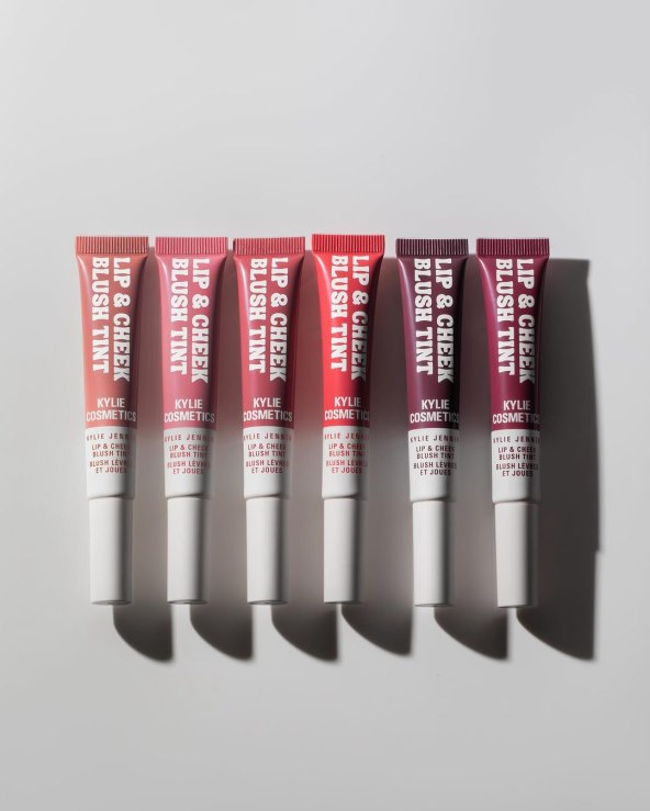 Kylie Jenner predstavlja Lip and Cheek Blush Tint
