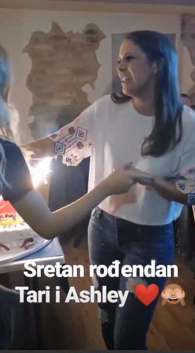 ZVIJEZDE PJEVAJU Na tulumu Dino Taru iznenadio cvijećem