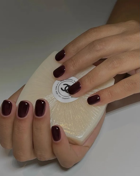 Burgundy nokti Hailey Bieber jesen 2024