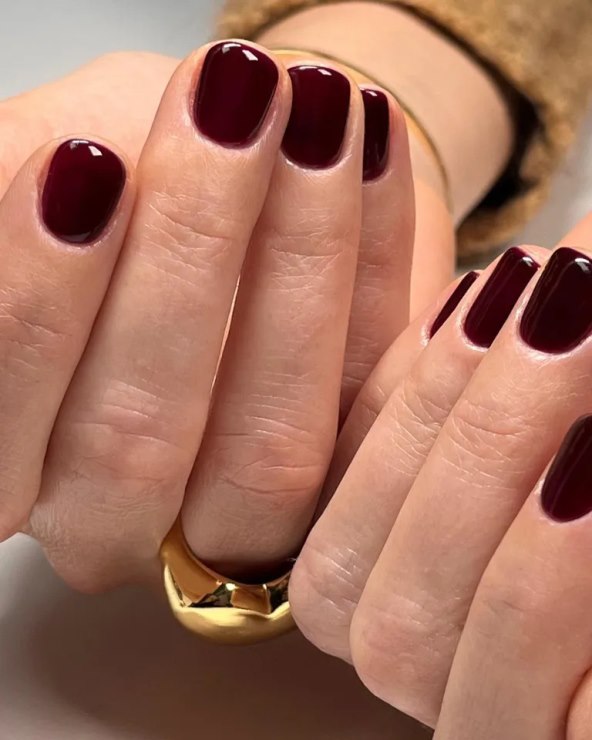 Burgundy nokti