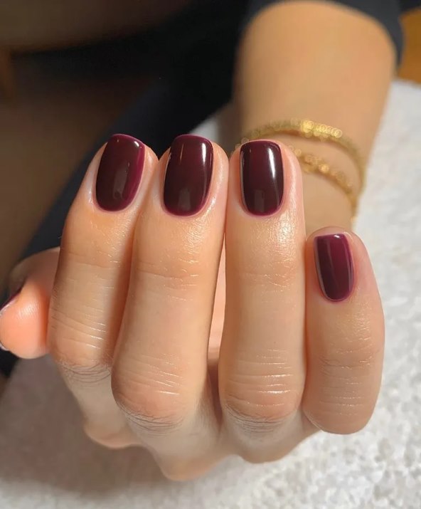 Burgundy nokti Hailey Bieber jesen 2024