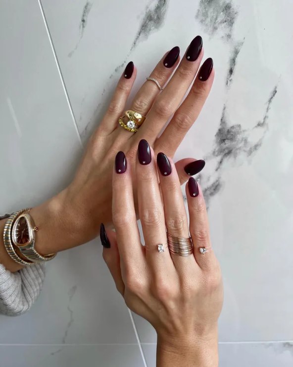 Burgundy nokti Hailey Bieber jesen 2024