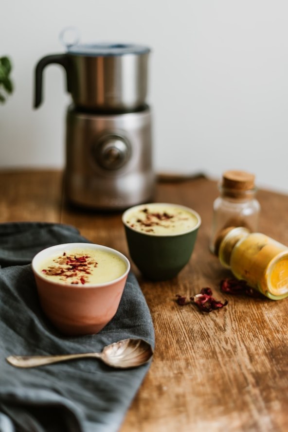 Recept za pripremu kurkuma latte napitka