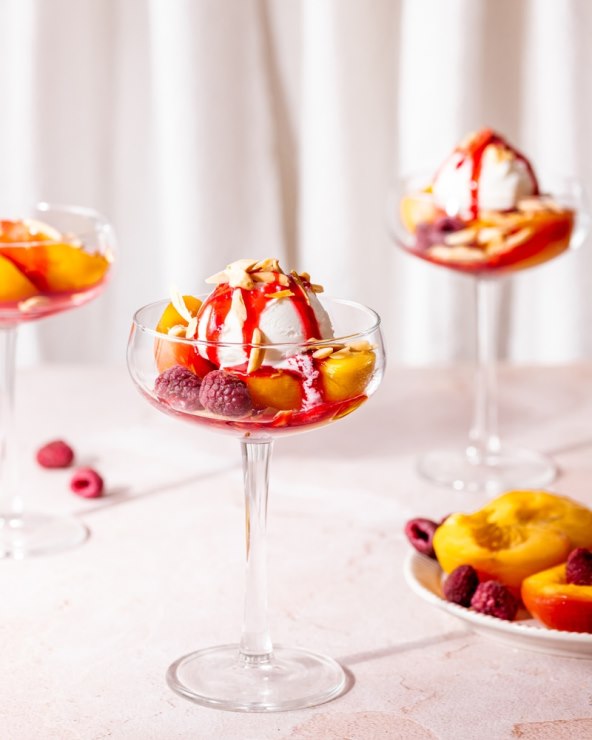 Pripremite Peach Melba odličan desert sa sladoledom i breskvama