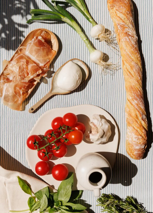 Podsjećamo kako pripremiti sočnu bruschettu s rajčicama i mozzarellom