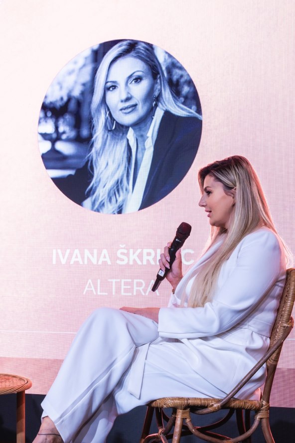 Ivana Škrlec na simpoziju na Tenerifima