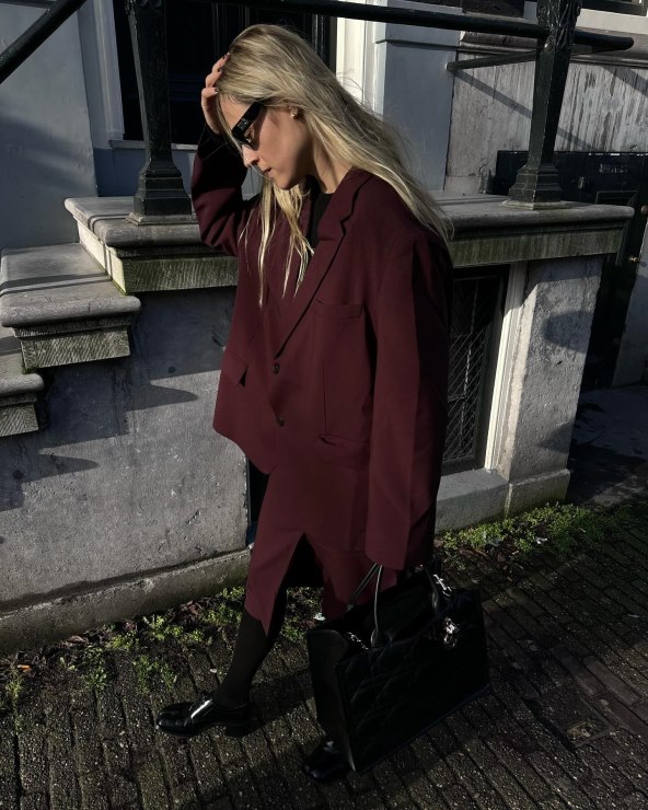 Modni trendovi jesen 2025 burgundy