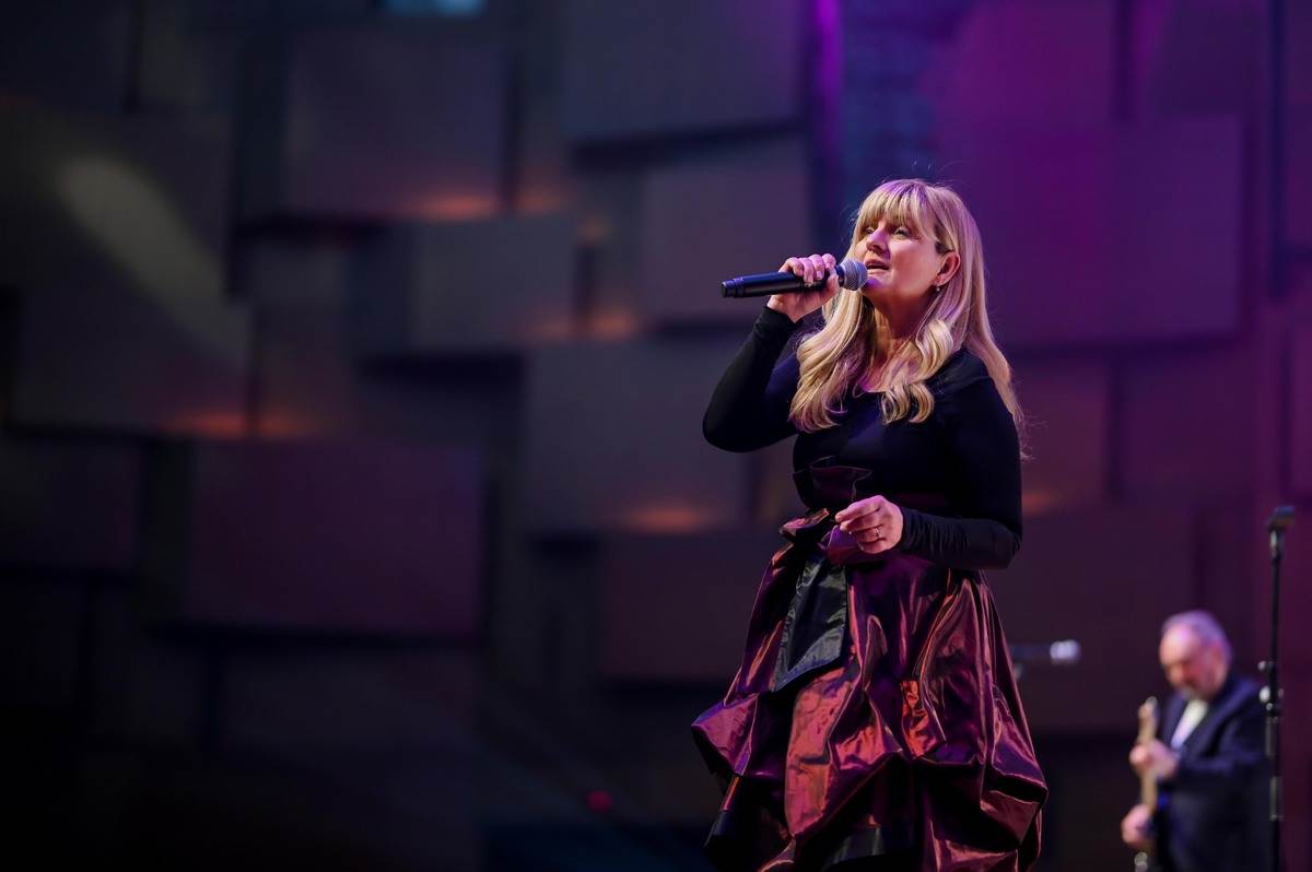 Sanja Doležal na koncertu Novih fosila u Lisinskom