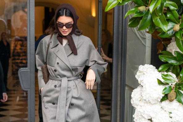 Kendall Jenner nosi sivi kaput
