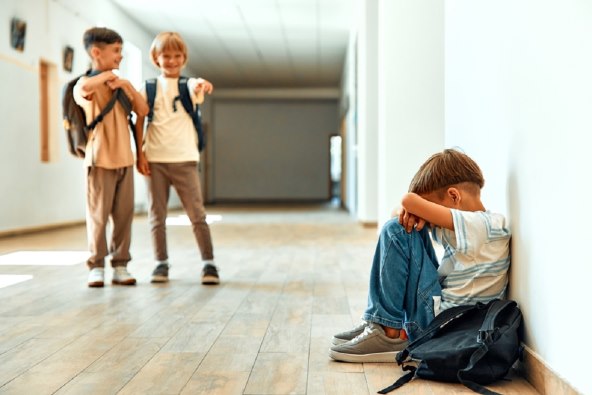 Kako naučiti djecu razlikovati nepristojnost, zločesto ponašanje i zlostavljanje