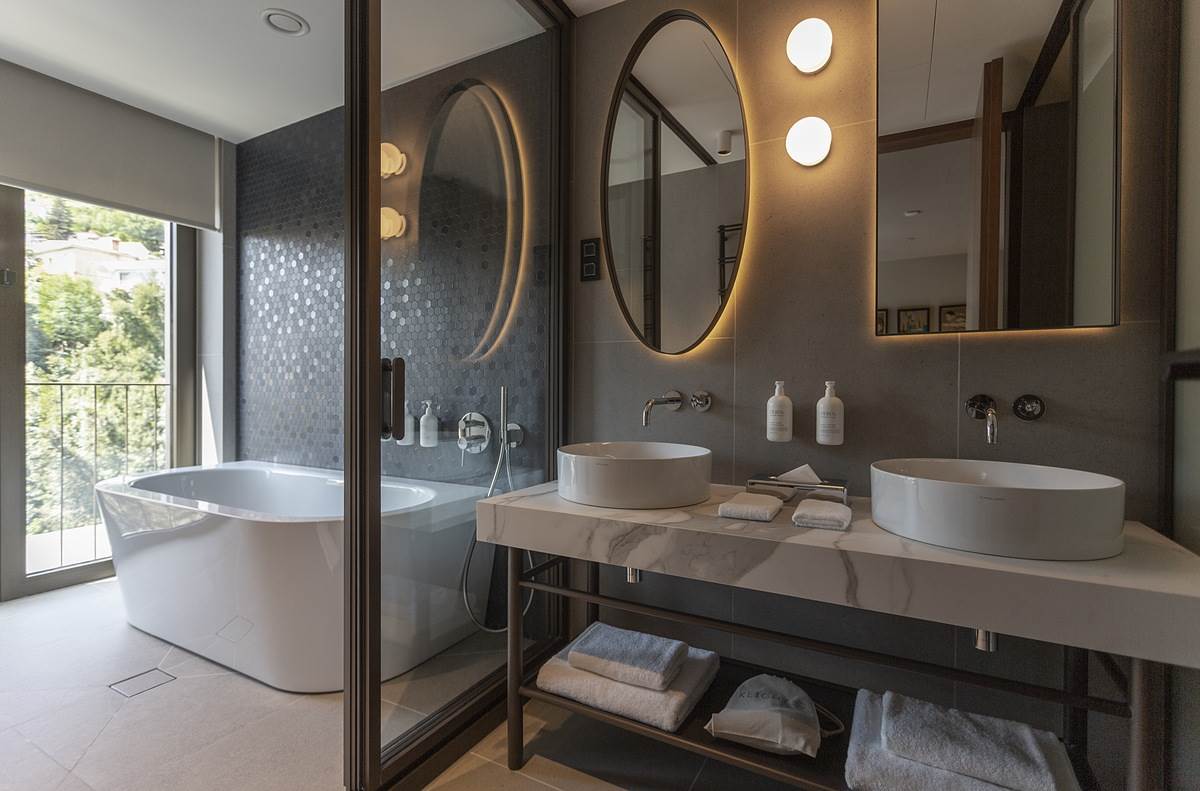 KEIGHT BATHROOM.jpg
