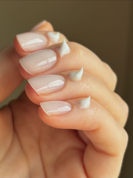 Nokti trend Vanilla Glass Nails