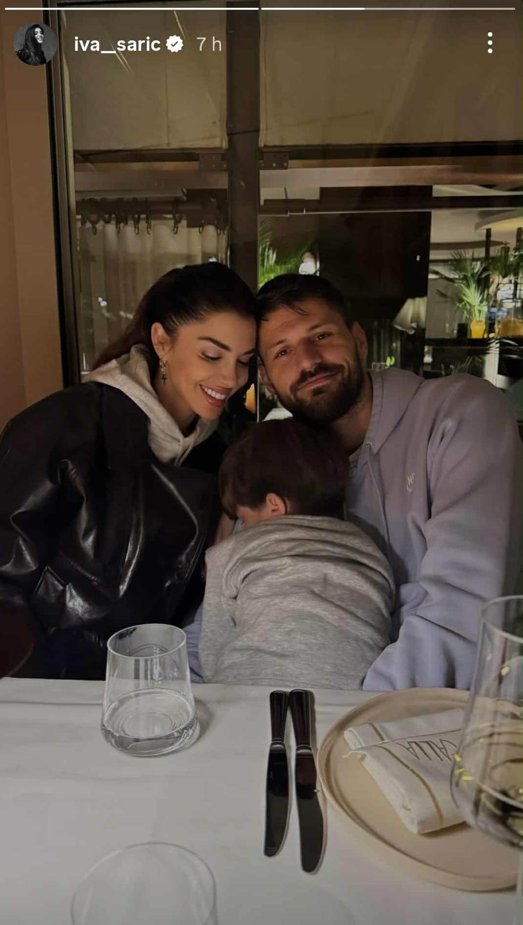 Iva Šarić i Bruno Petković sa sinom