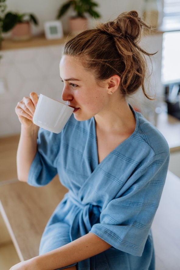 žena pije Franck Cappuccino s okusom pistacije