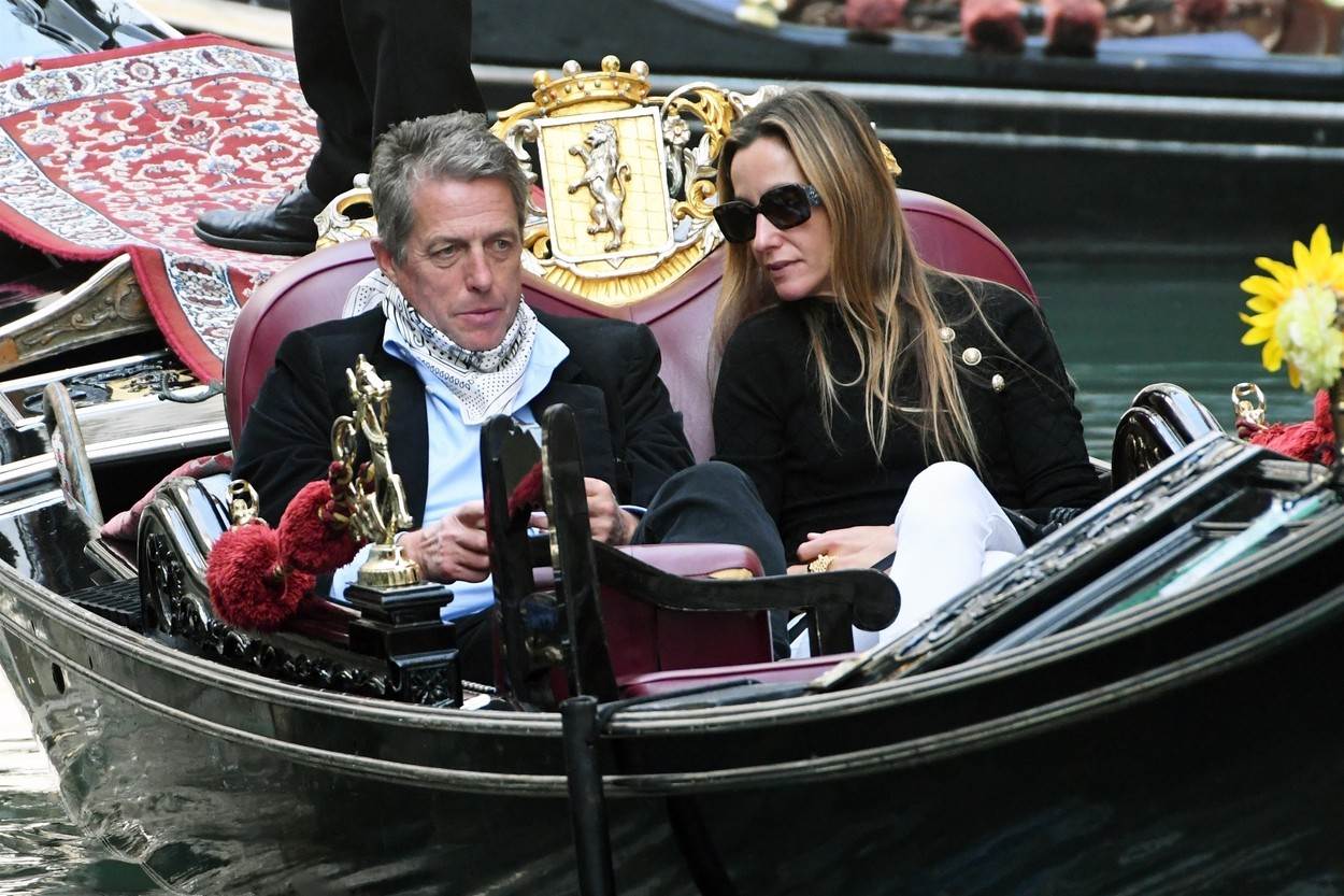 Hugh Grant ima petero djece s 2 žene, a ovo mu je supruga