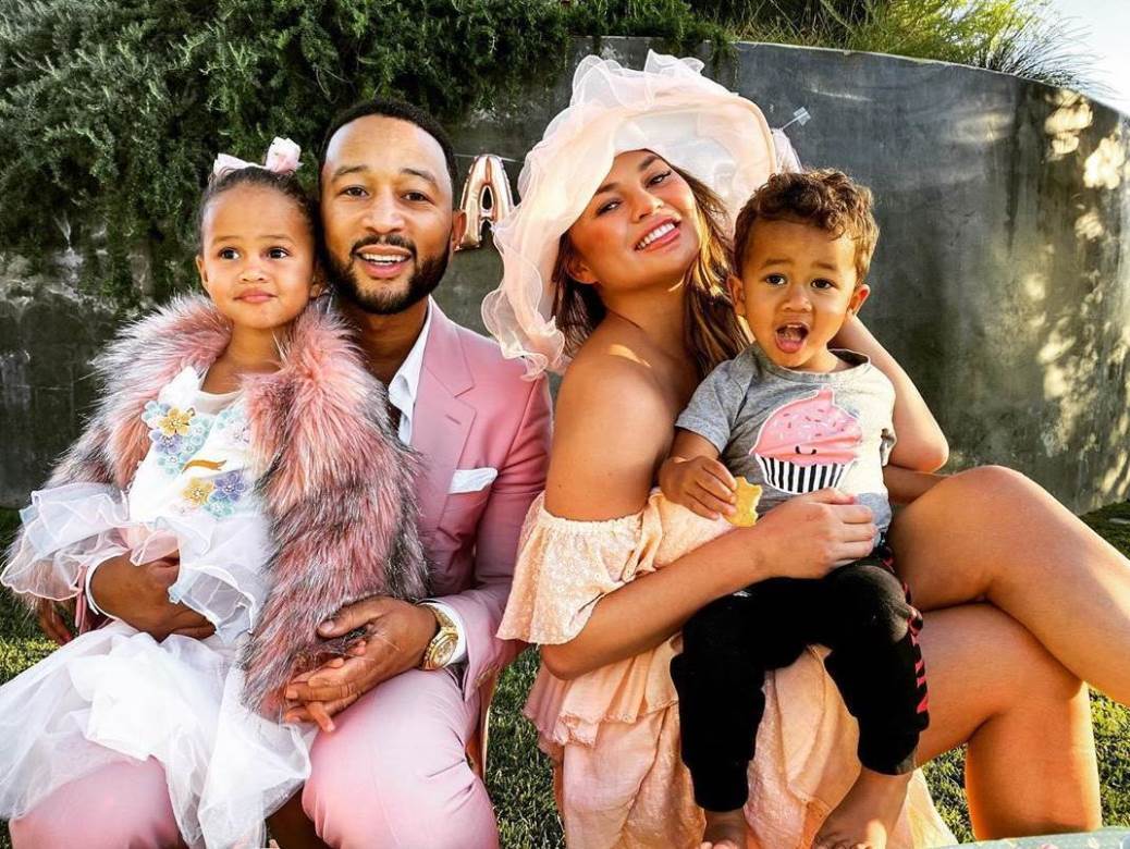 Chrissy Teigen pokazala trudnički trbuh