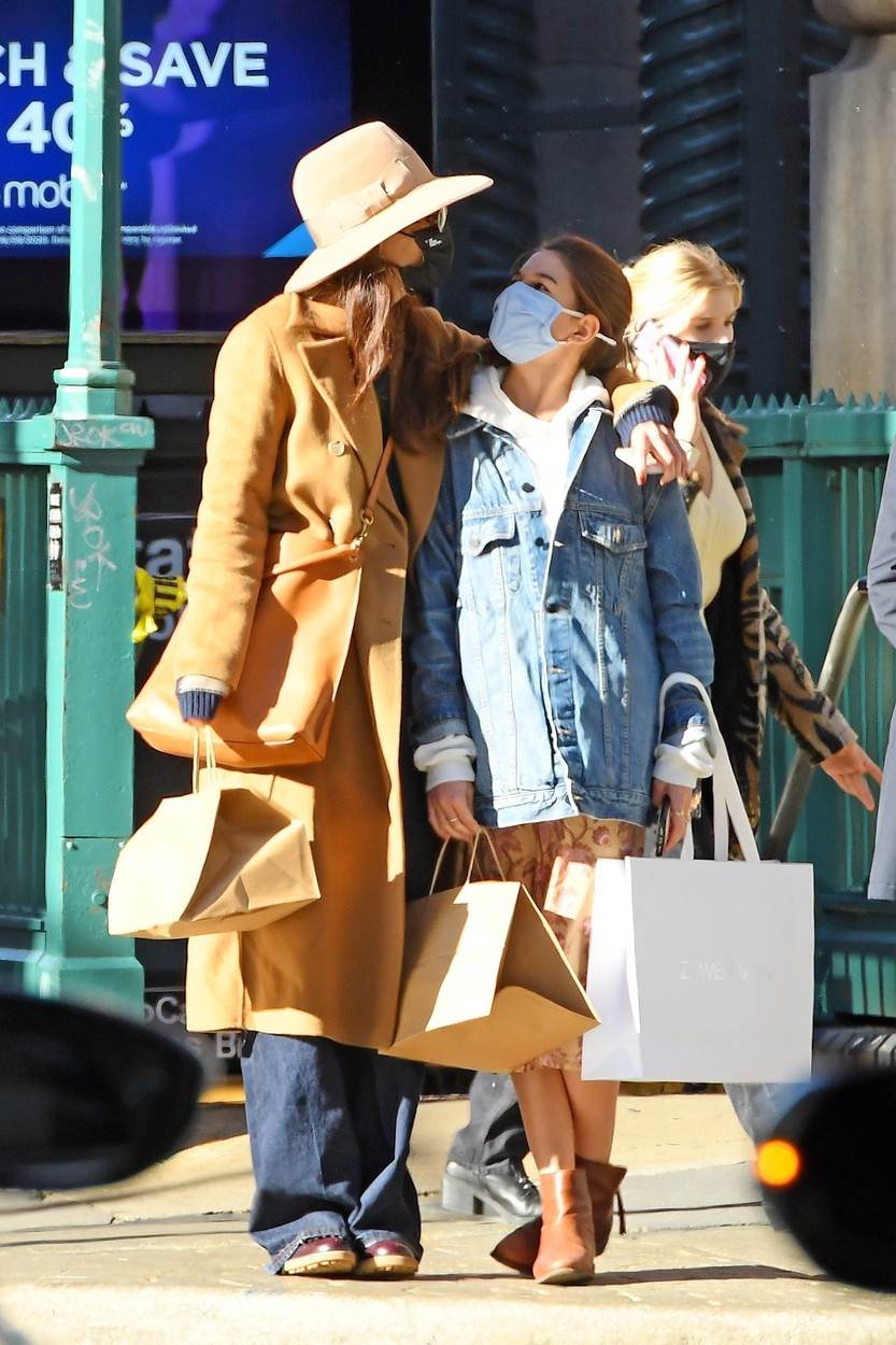 Katie Holmes objavila fotografiju sa sestrama