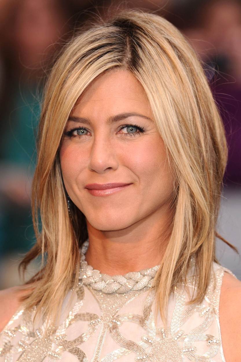 Jennifer Aniston proslavila se 90-ih u seriji Prijatelji i žene su počele kopirati njezina modna izdanja i frizuru.