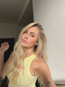 Albina Grčić je poznata hrvatska pjevačica