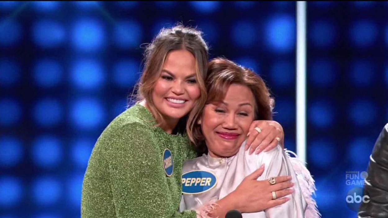 Chrissy Teigen pokazala trudnički trbuh
