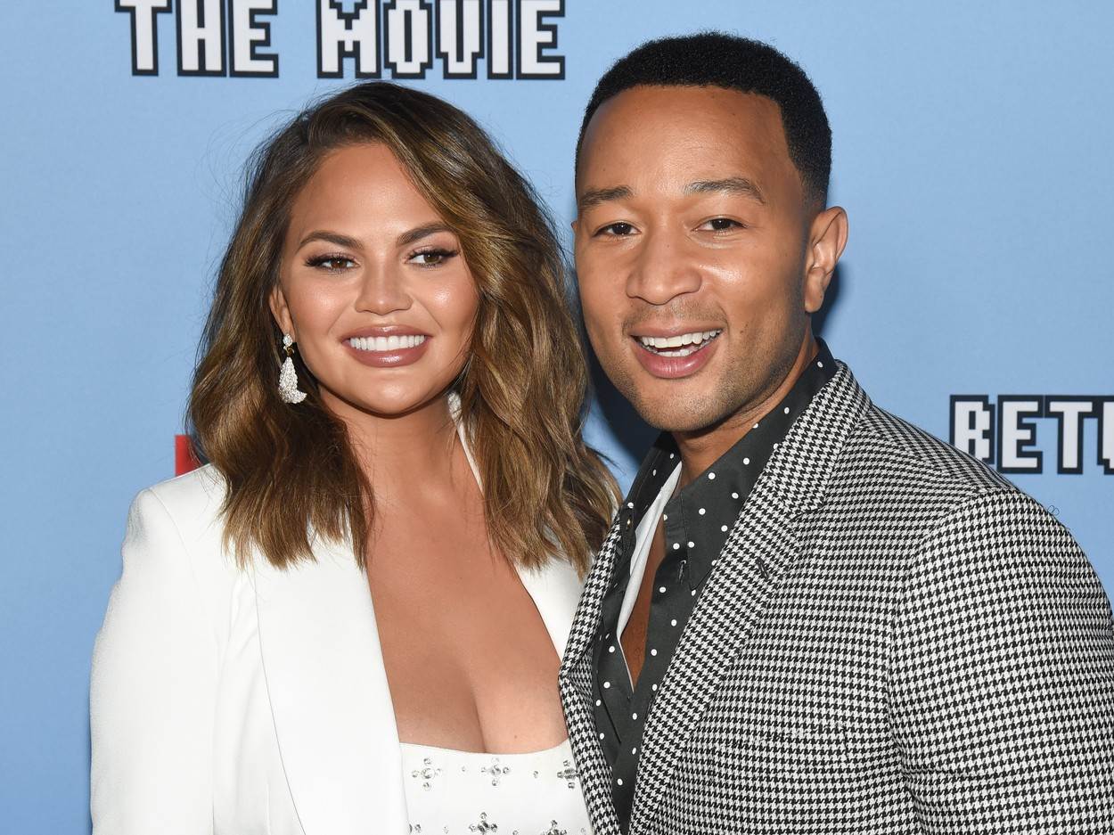 Chrissy Teigen pokazala trudnički trbuh
