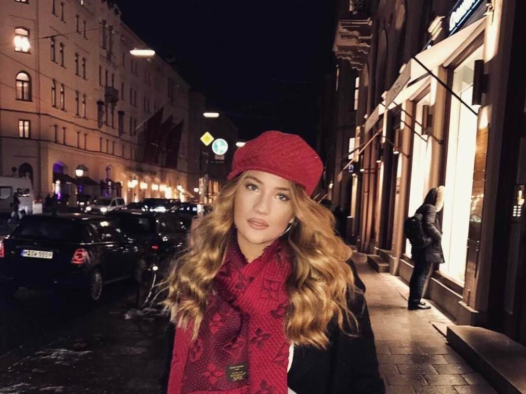 Izabel Kovačić u crnoj haljini domaćeg dizajnera