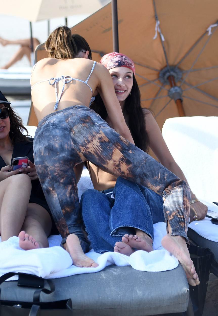 Bella Hadid u bluzi bez grudnjaka