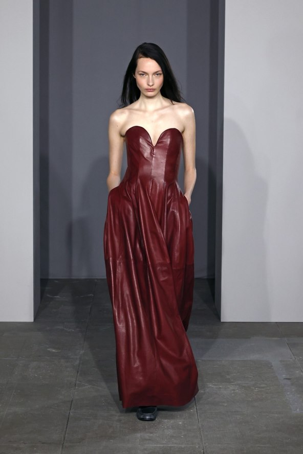 Simkhai AW25 kožna haljina