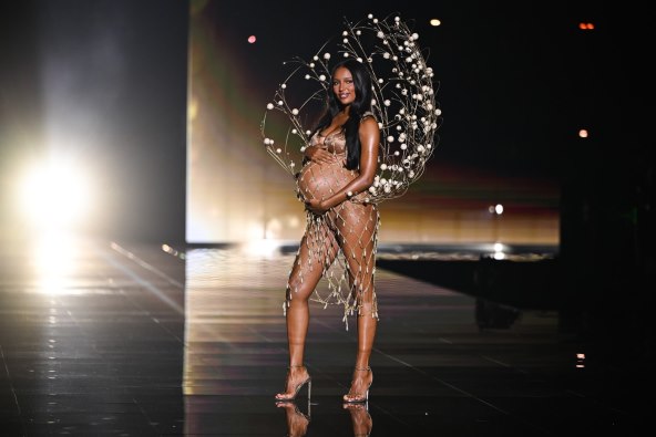 Jasmine Tookes trudna 9 mjeseci nosila Victoria’s Secret reviju i ubrzo rodila