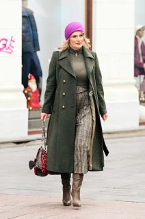 Dama na špici u crvenom kaputu