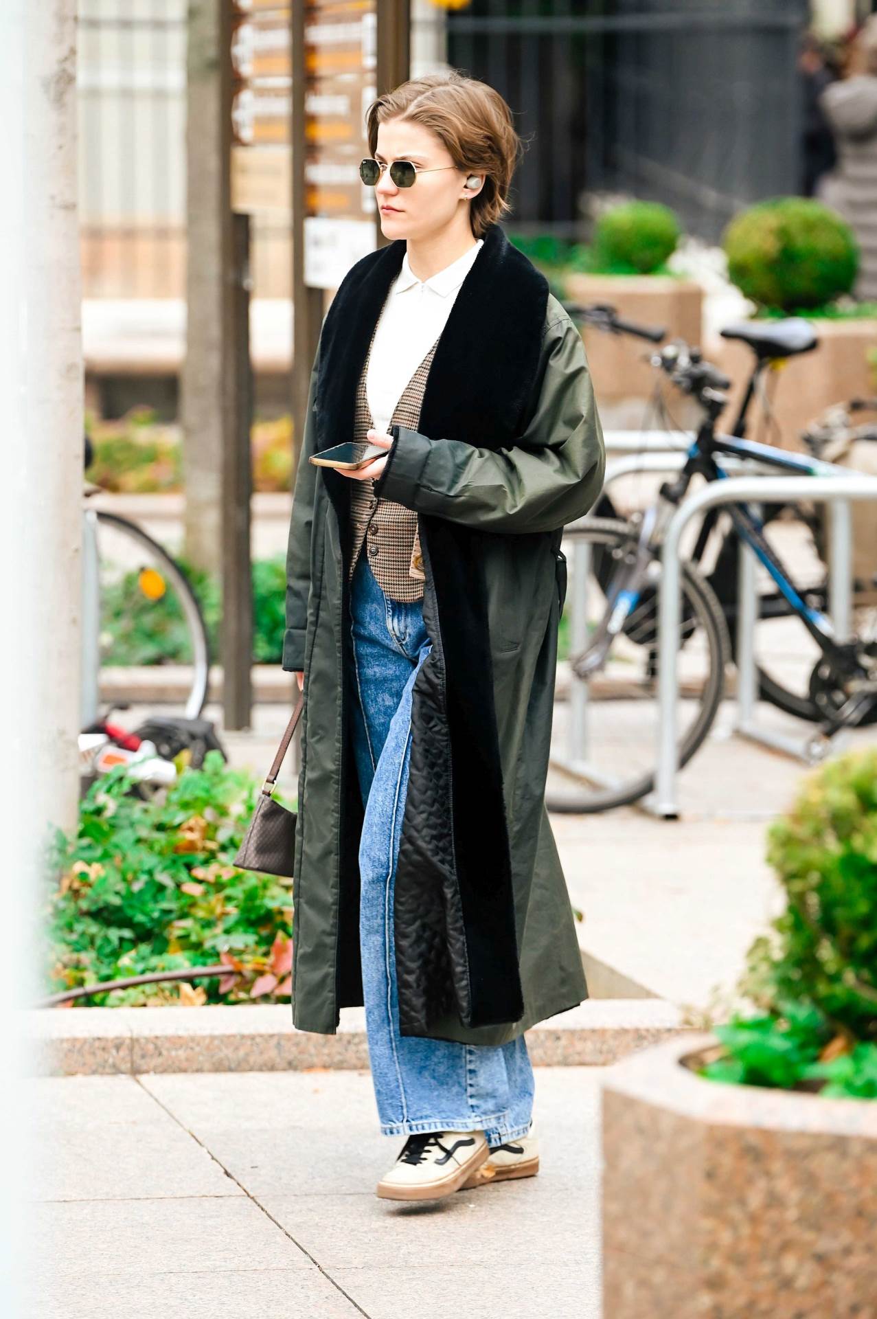 Dama na špici u crvenom kaputu