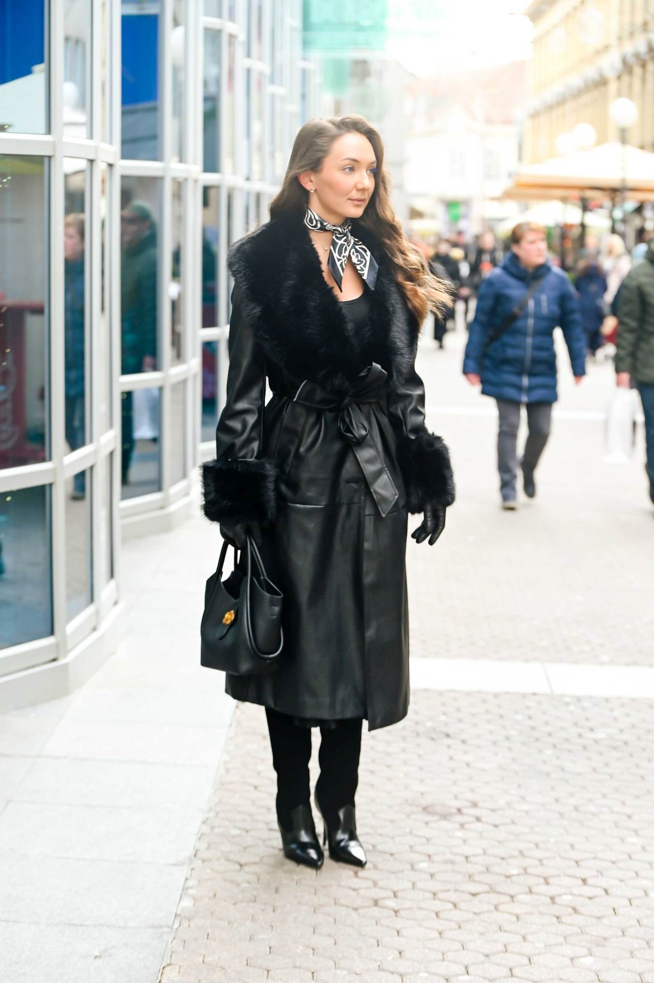 Dama na špici u crvenom kaputu