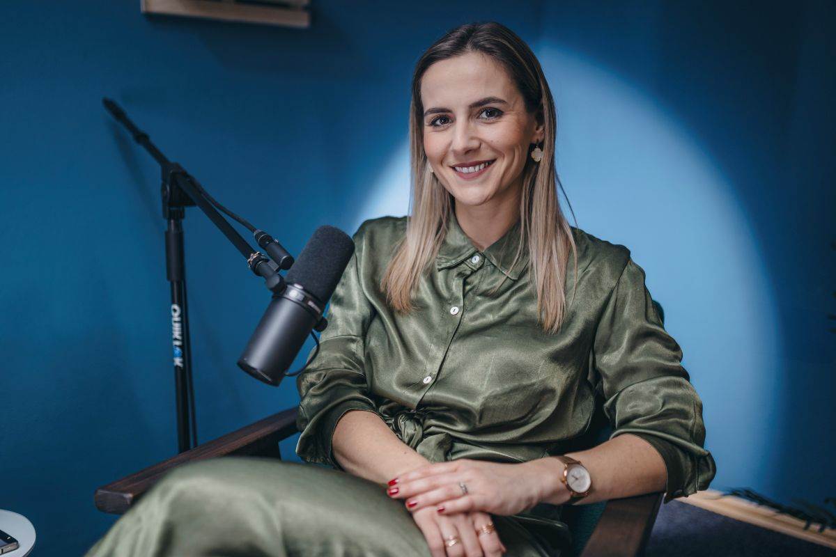 urednica i voditeljica podcasta Rastući s djecom, mama dva sina i diplomirana pedagoginja. Iako je profesionalni put odveo u svijet medija, ljubav prema pedagogiji nije zaboravila, već ju je uspješno integrirala u svoj podcast 'Rastući s djecom', koji nudi korisne savjete za roditeljstvo i odgoj.
