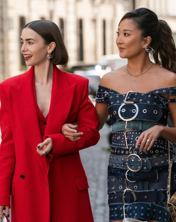 Kratki smeđi nokti Emily in Paris