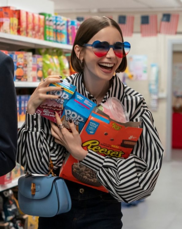 Kratki smeđi nokti Emily in Paris