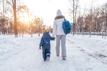 Mama i sin na snijegu