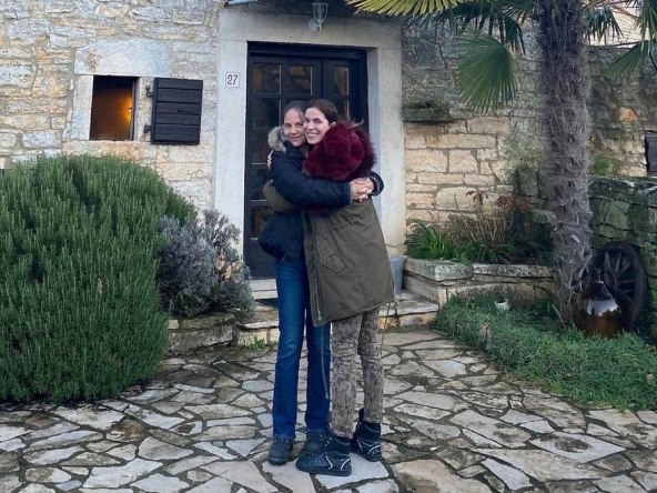 Bojana Gregorić Vejzović s polusestrom Anom