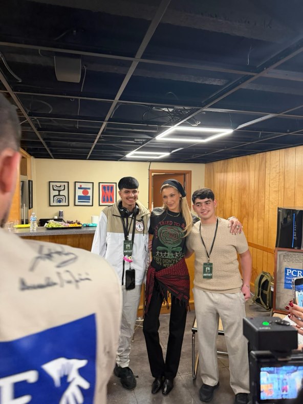 Bella Hadid crne traperice