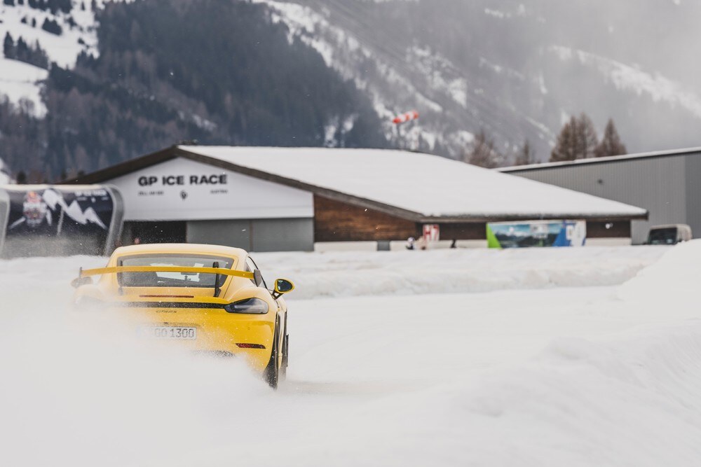 Porsche 718 Cayman GT4 RS (5).jpg