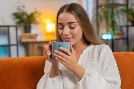 žena pije, kakao, napitak
