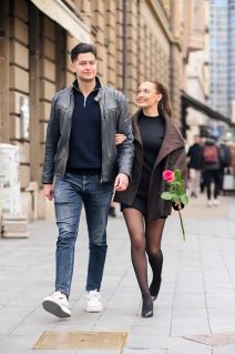 Dama na špici u kožnom kombinezonu i klasičnom kaputu