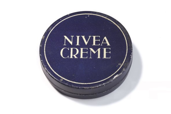 Beiersdorf-nivea-tin-1925.jpg