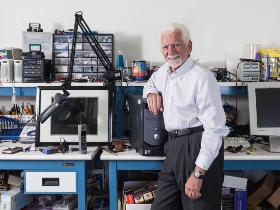 Martin Cooper, Motorola DynaTAC (1).jpg