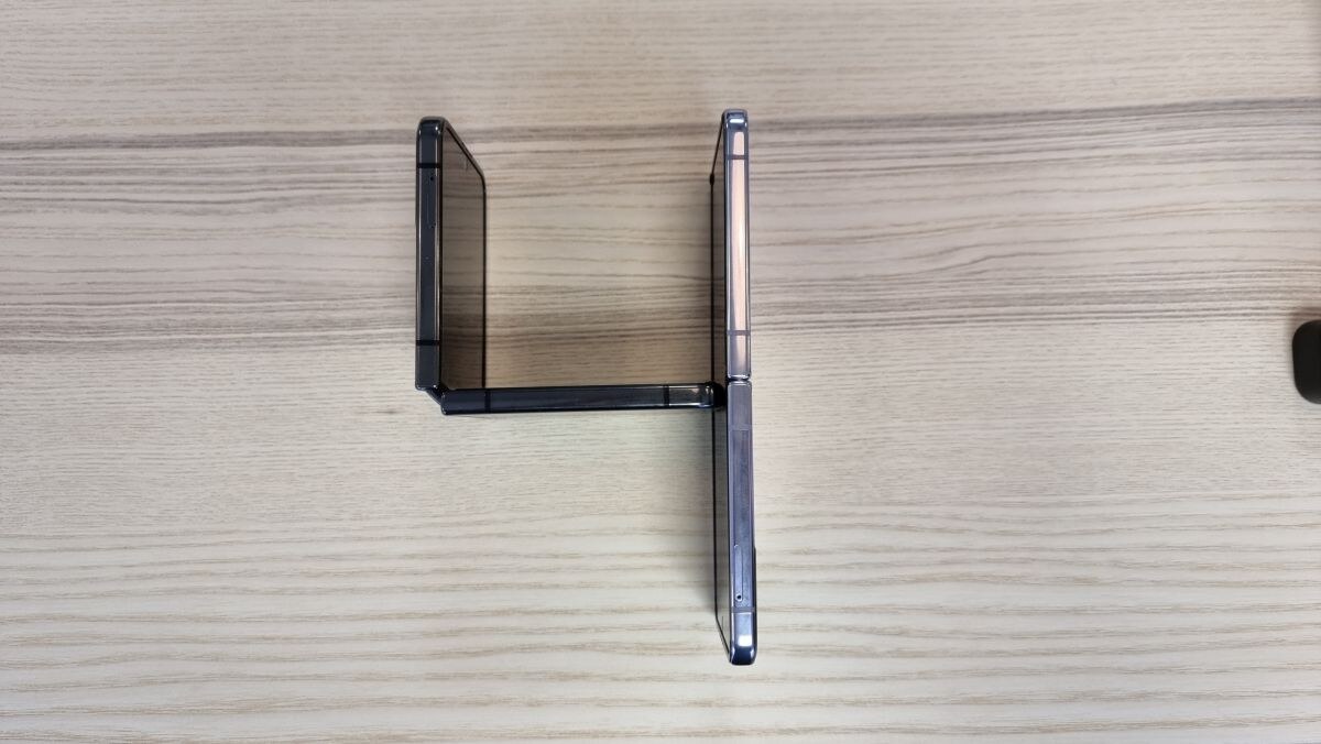 Samsung Galaxy Z Flip4 (1).jpg