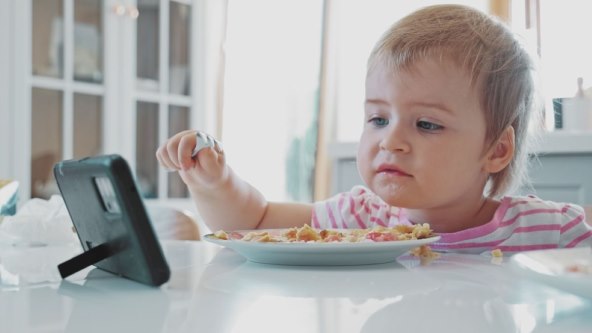 Koliko vremena dnevno bebe provode pred ekranima?