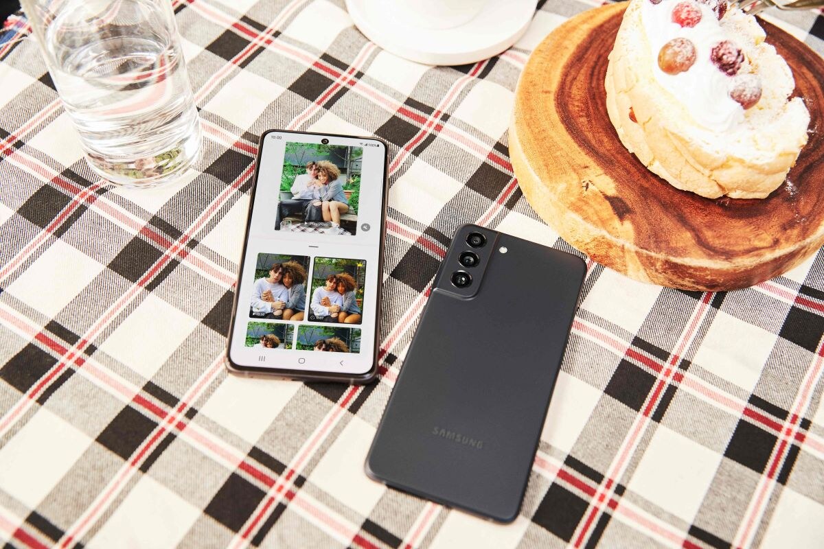 Samsung Galaxy S21 FE 5G_lifestyle.jpg