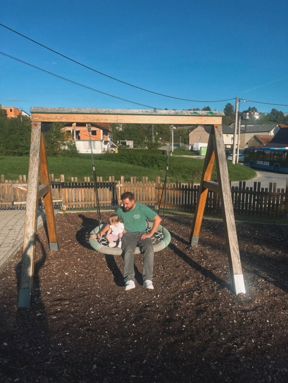 Matija Cvek s kćerkicom Lotom