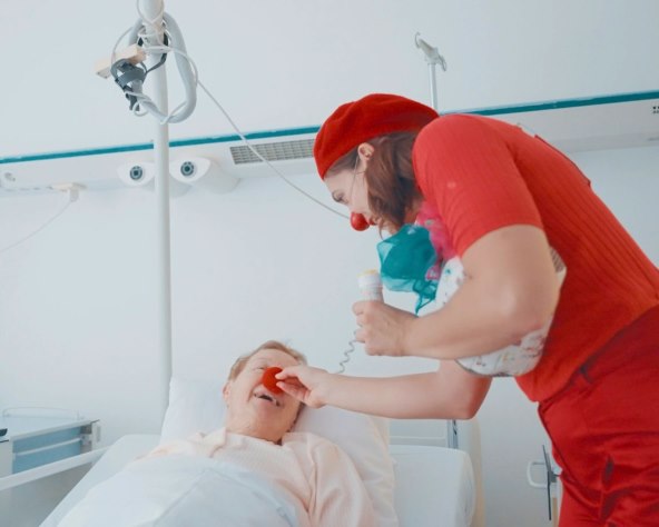 CRVENI NOSOVI u posjeti odraslima na onkološkom odjelu.jpg