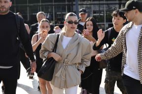 Hailey Bieber Sydney jakna